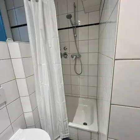 3 Personen Im Zentrum